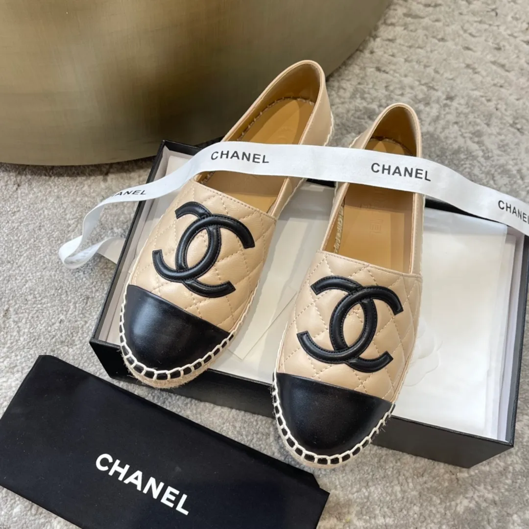 👟👟Ex-factory price 440👟👟 Chanel’s full range of classic fisherman shoes, the original version is reproduced with zero dead ends, and the details are exquisite and high-end‼ ️ 1️⃣Material: The upper/inner is made of first-layer sheepskin (the fabric is soft and becomes softer), and the vintage cloth is mixed with special materials... 2️⃣Natural hemp rope with a transparent vulcanized sole, which is wear-resistant and not easy to deglue and come off the sole, and the foot is absolutely comfortable... 3️⃣Original steel-stamped foot pads, cloth color matching, leather color matching, patent leather surface, rhombus surface, regular size 35-40 (34.41.42 customized)